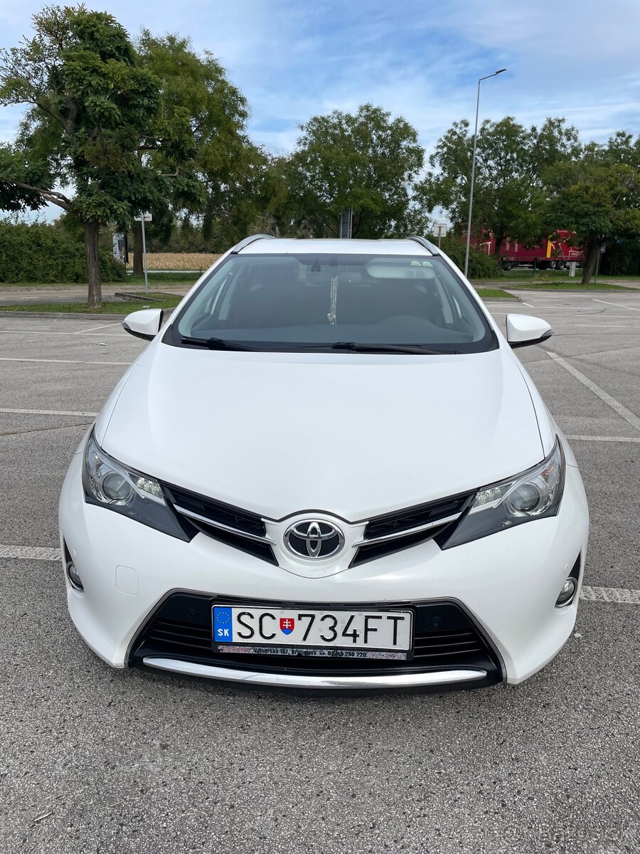 Toyota auris touting sport 2.0 diesel