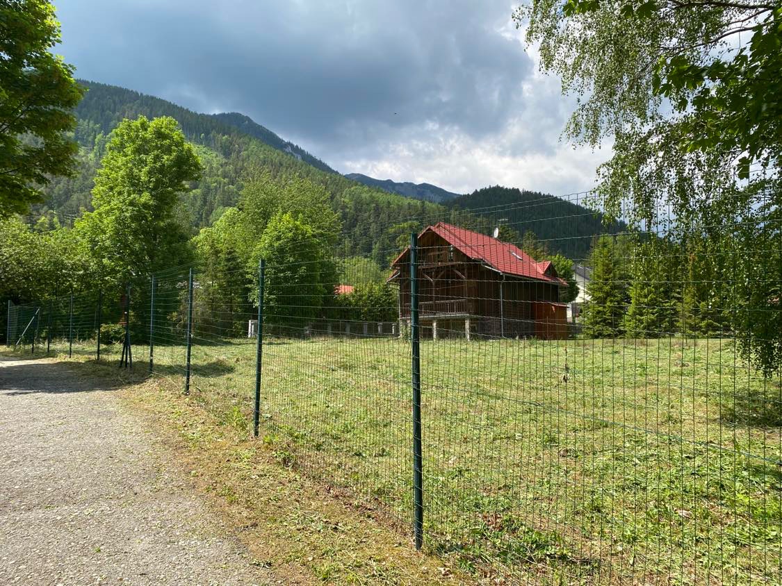 Stavebný pozemok v centre Tatranskej Kotline s vydaným SP