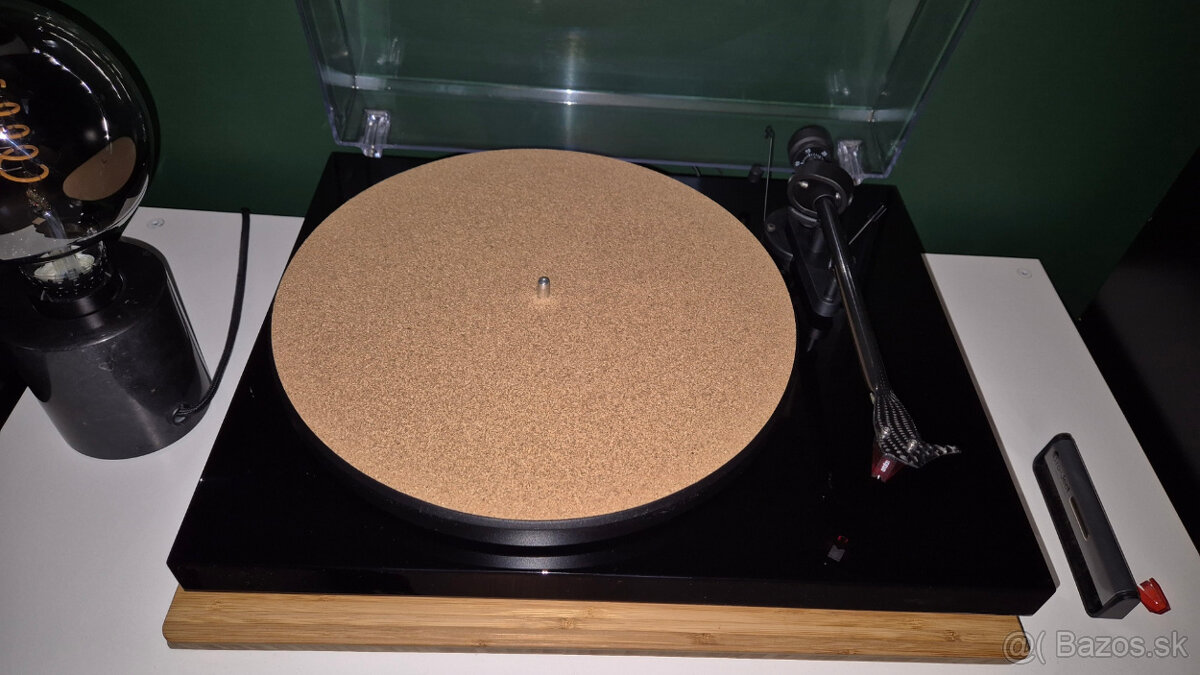 Pro-Ject Debut Carbon DC