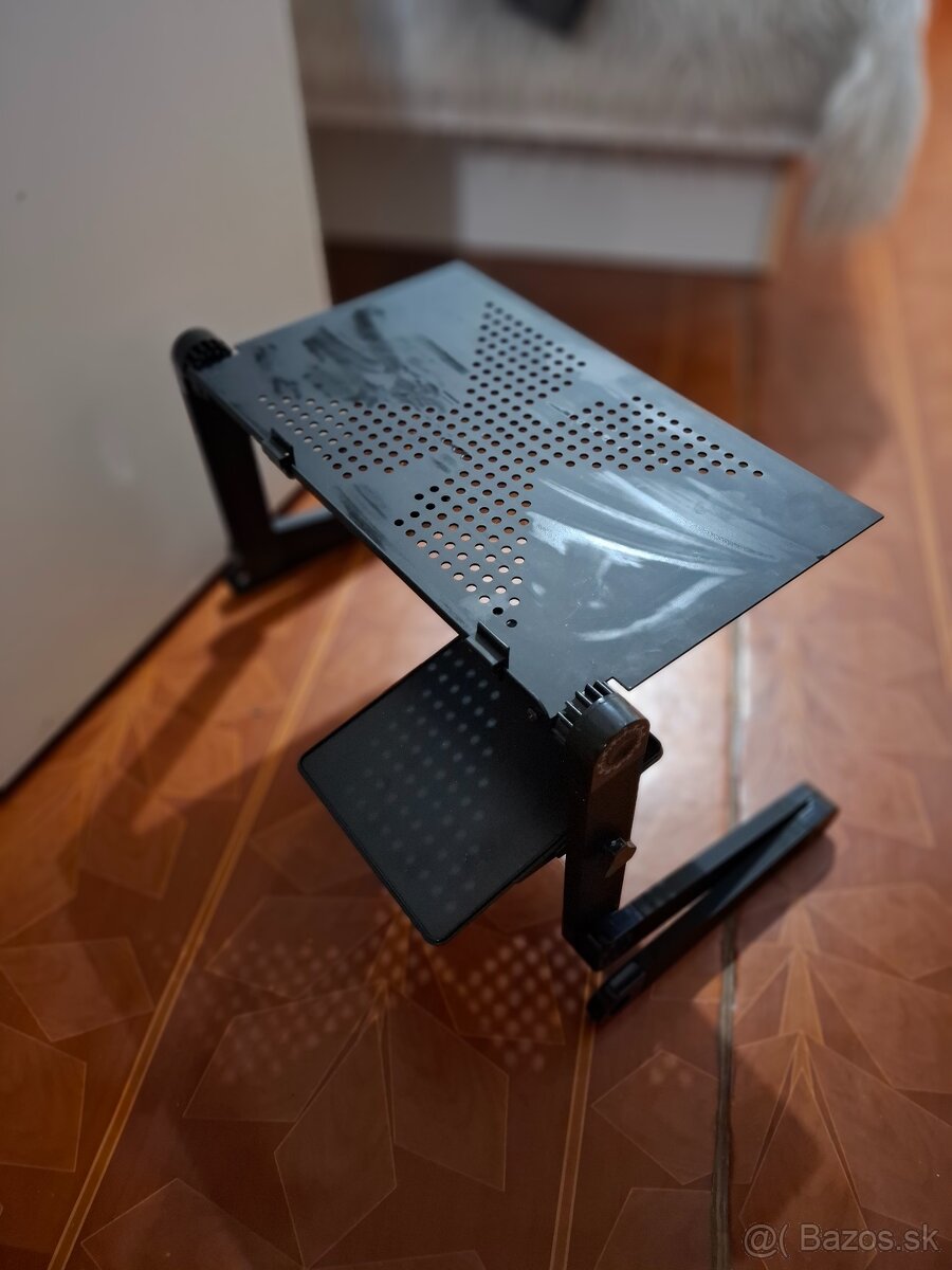 Stolík pod notebook