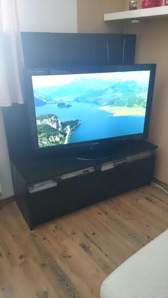 Stolík pod TV so zástenou s otvorom na kable