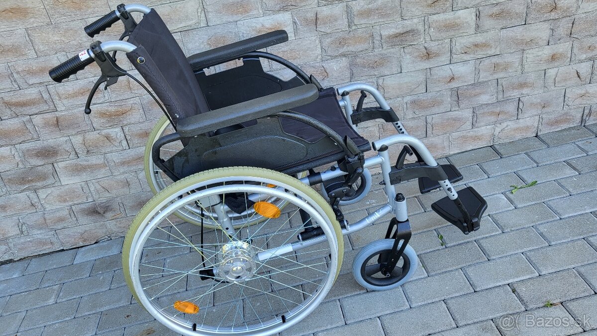 invalidny vozík 43cm pridavne brzdy pre asistenta pas odľahč