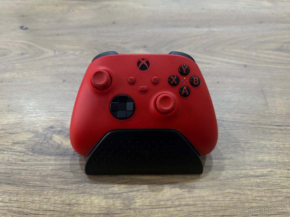 Originál ovládač na Xbox One / Series X Red + Dock a batéria