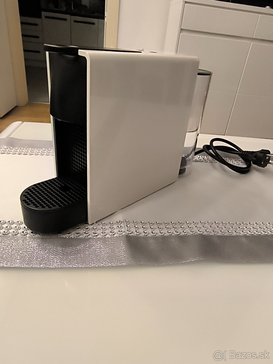 kávovar NESPRESSO Essenza mini