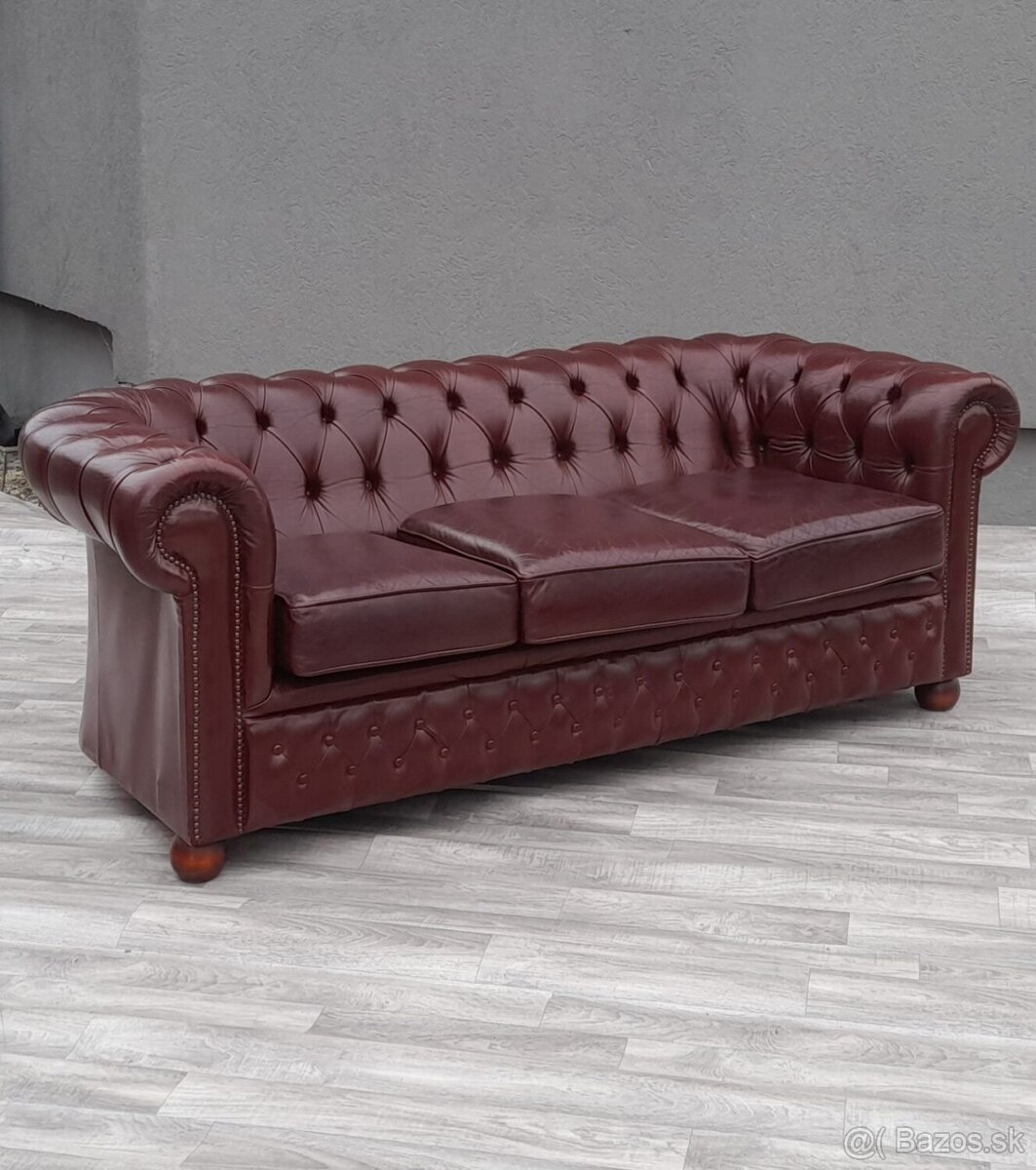 Pohovka Chesterfield .