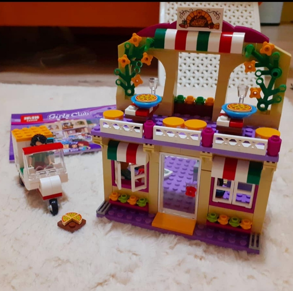 LEGO FRIENDS hot dog stánok v zábavnom parku a pizzéria