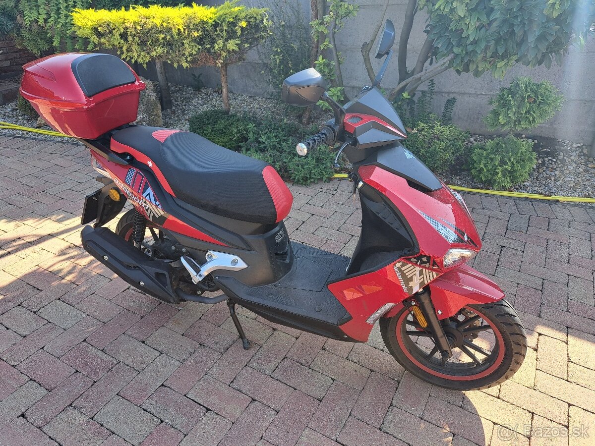 Adamoto model Derbi