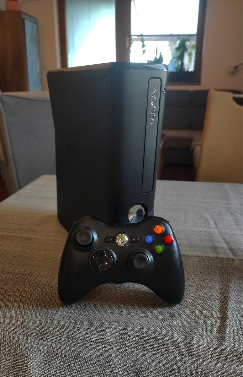 Xbox 360 Slim 4GB