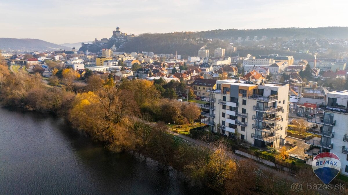 NA PREDAJ veľkometrážny 4-izb. byt pri Váhu + terasa (105+20