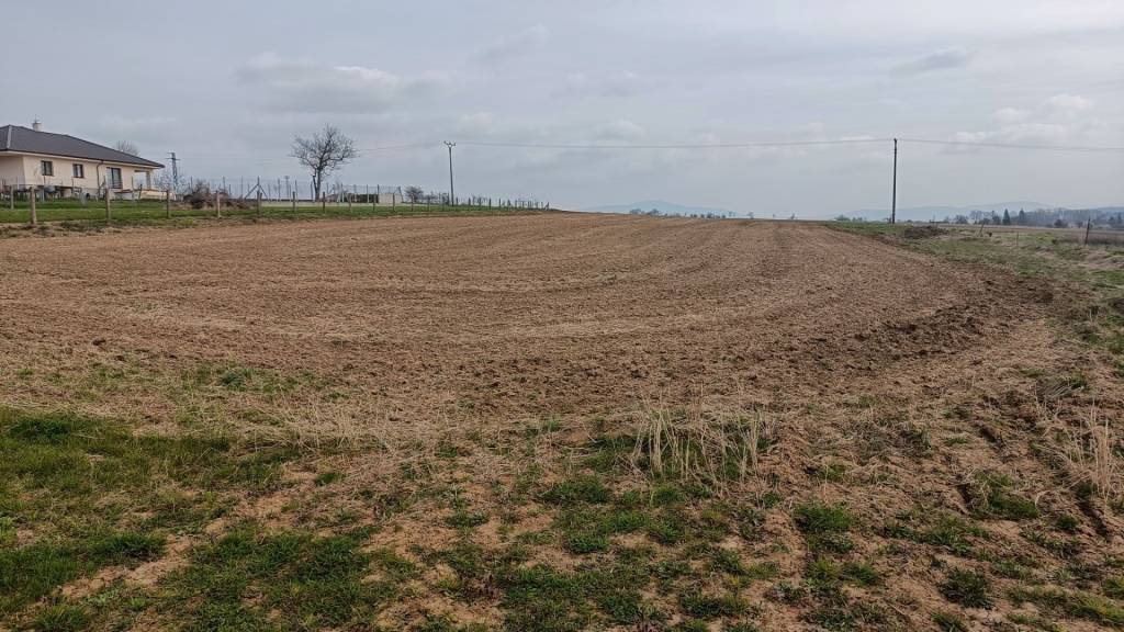 Lukratívny pozemok 1000m2, tichá lok. Nitrianska Blatnica