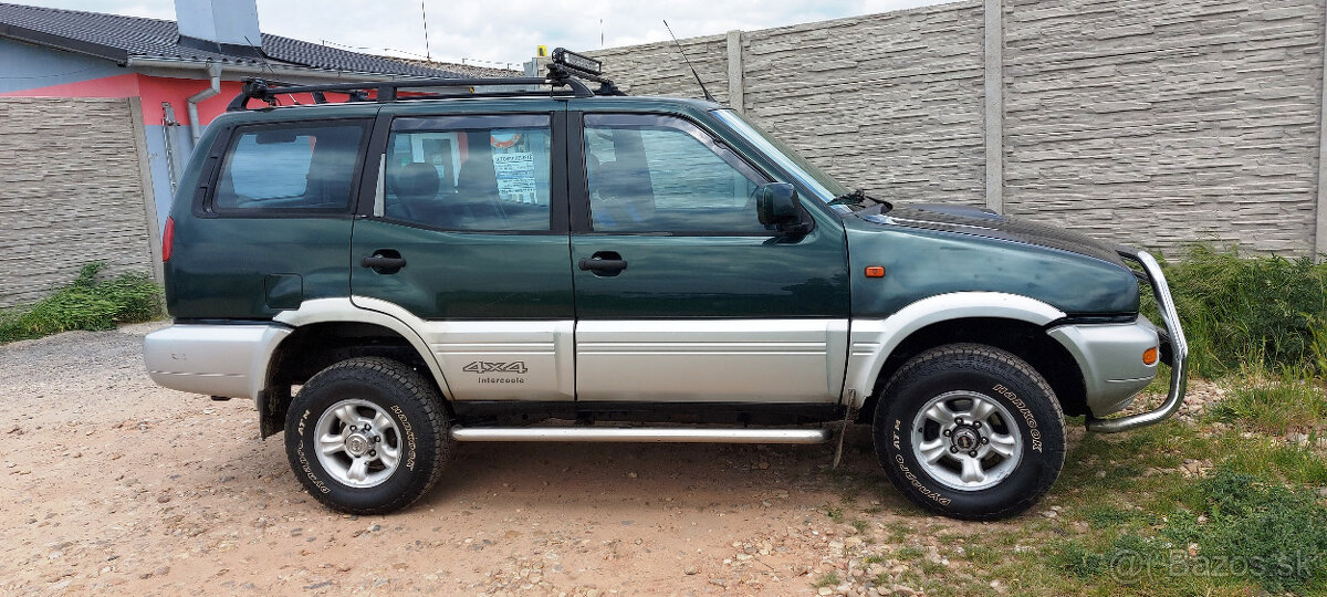 Nissan Terrano II 2.7 TDI 92kw, zvednut o 10 cm, naviják.