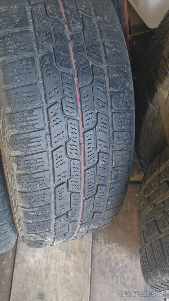 Predam zimné pneumatiky 215/60R16, ET50