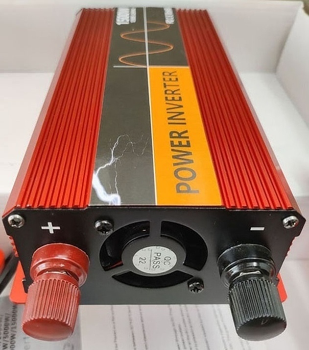 Menič napätia inverter z 12V na 220V 1500W