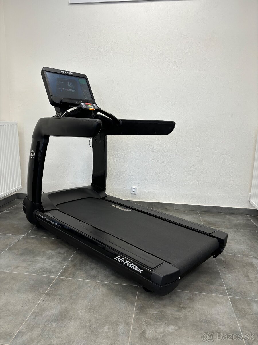 Life Fitness Discover SE3HD - nový stroj - 50% sleva