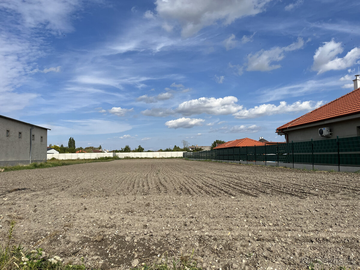 ZNÍŽENÁ CENA Veľký, 2038 m2 stavebný pozemok v Holiciach