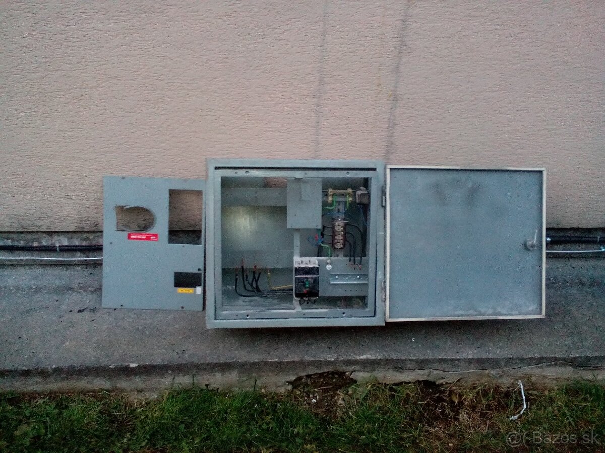 Elektromerový rozvadzač pod omietku