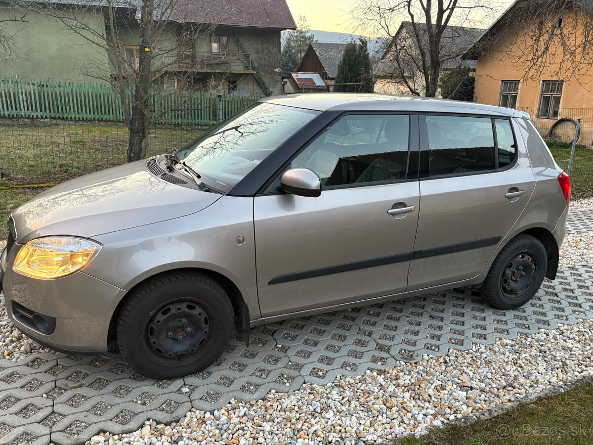 Škoda FABIA šedá metalíza 44 kw r. 2008