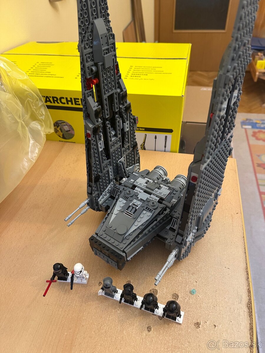 Predám LEGO Star Wars 75104 Kylo Ren's Command Shuttle.