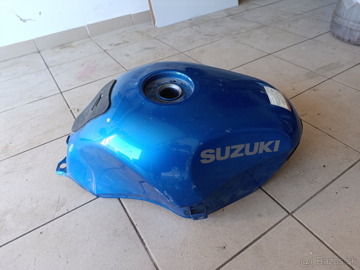 Suzuki GSXF 600 palivová nádrž