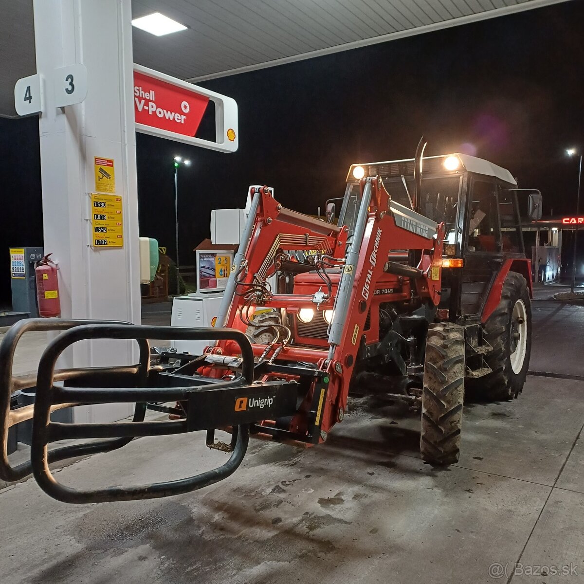 Zetor 7045 s čelným nakladačom.