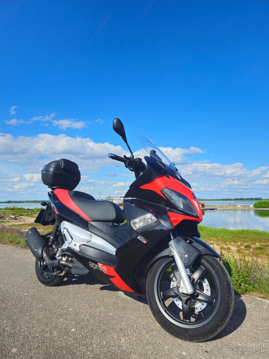 Aprilia SR Max 300