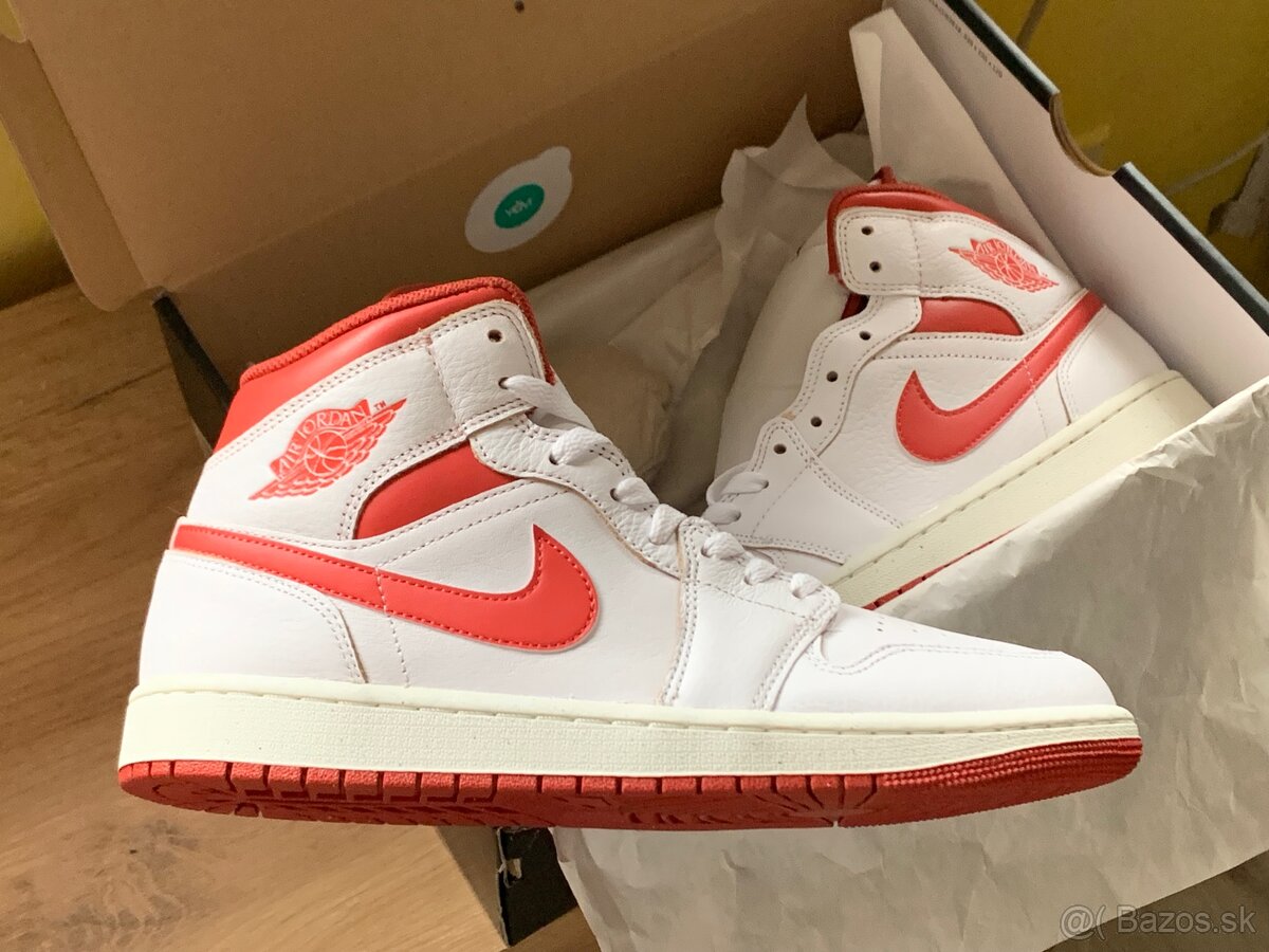 Air Jordan 1 Mid SE Dune Red