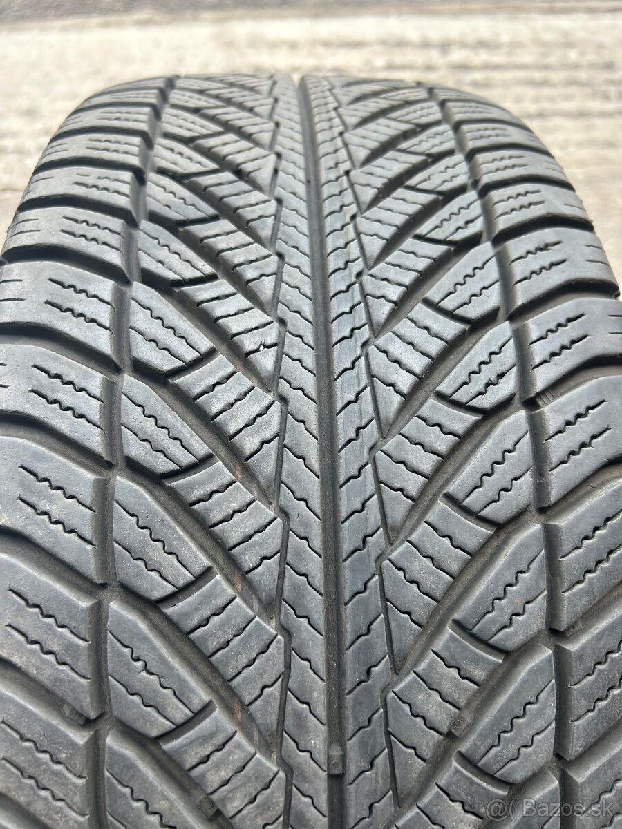 245/45R18 GoodYear uktragrip 8