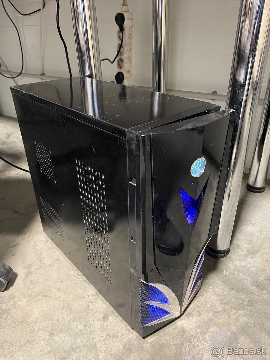 Stolný PC: AMD Phenom 3GHz 4 jadro, 700GB HDD, 4GB RAM,DVDRW