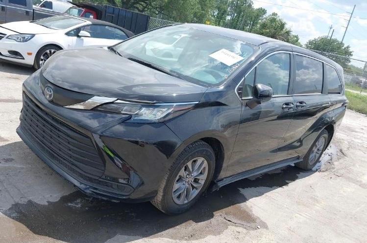 Toyota Sienna LE 2022