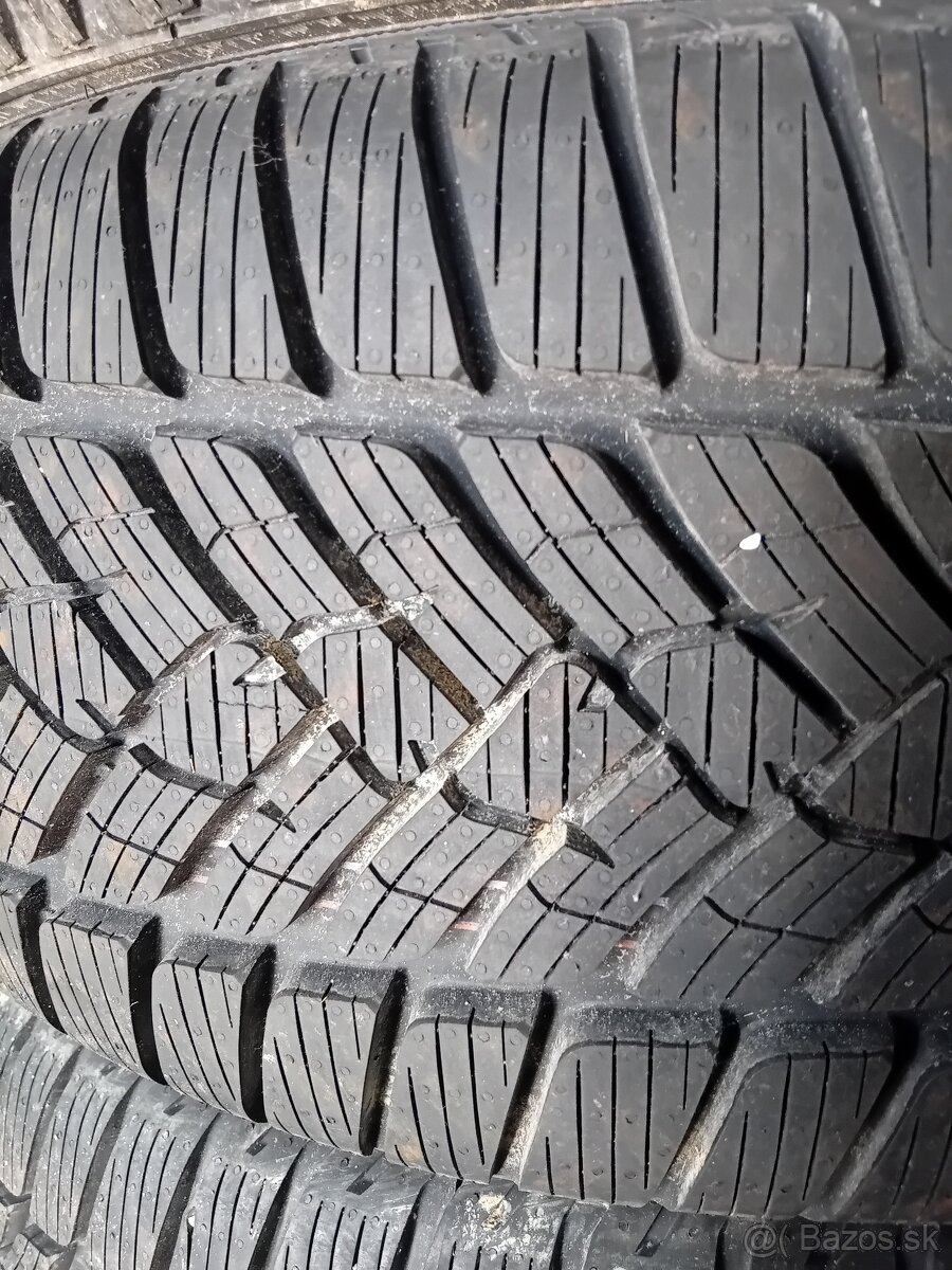 245/45R19 102V