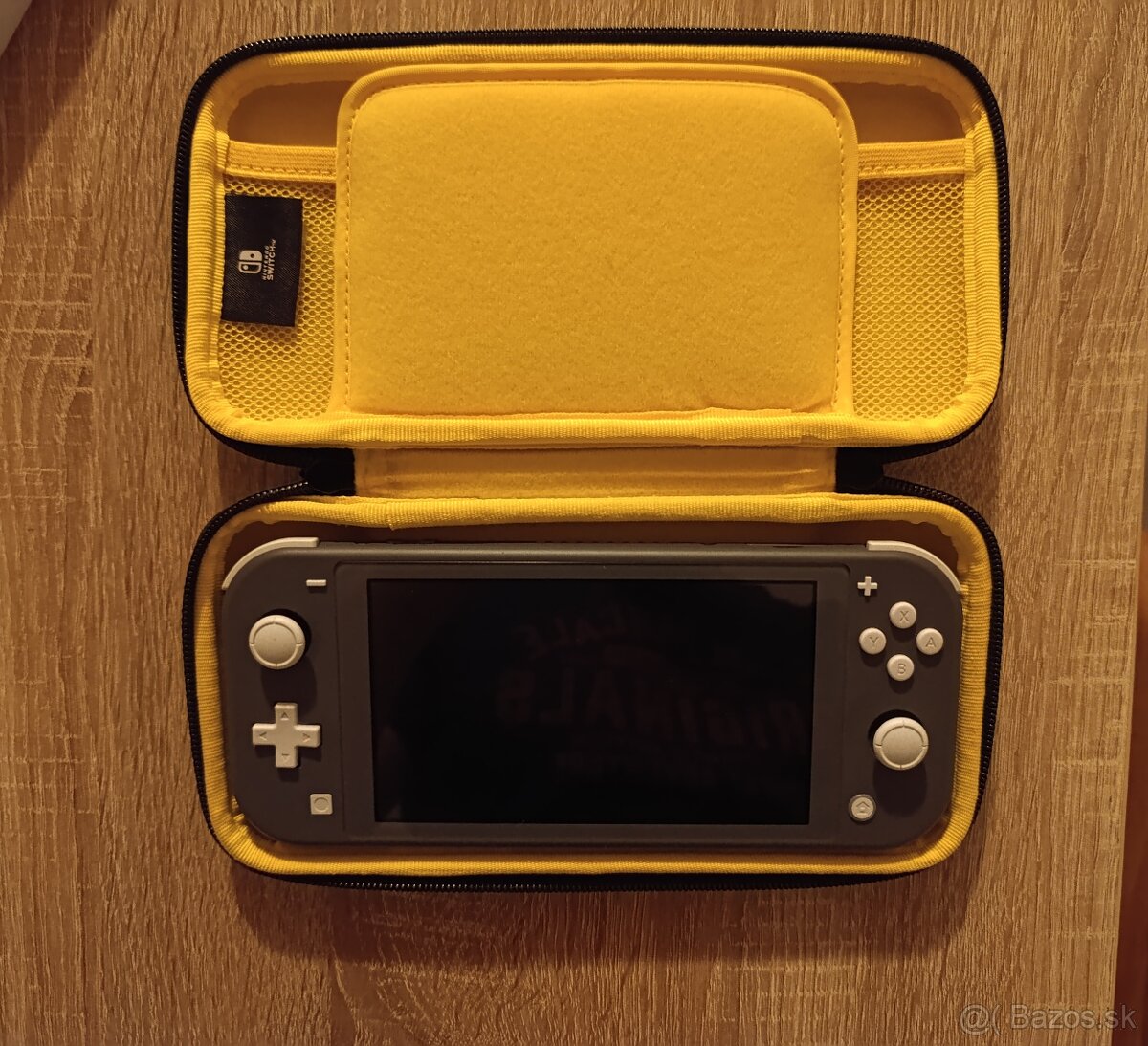 Predám Nintendo Switch Lite konzol s hrami