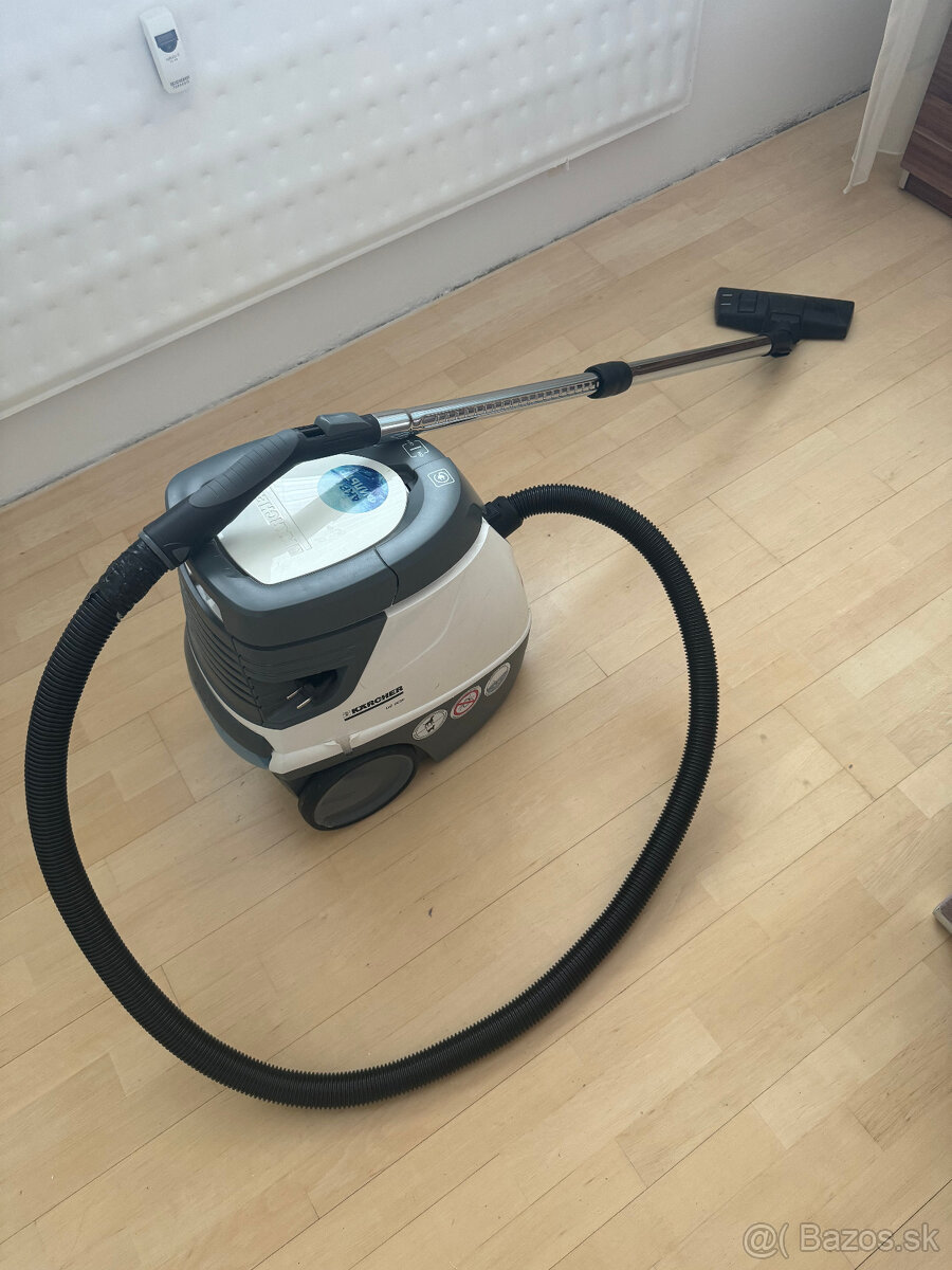 Predám vysávač KARCHER s vodným filtrom