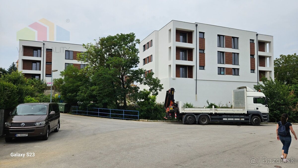 PREDAJ 3 IZB BYT 69,29 m² + balkón 4,89 m² , novostavba holo