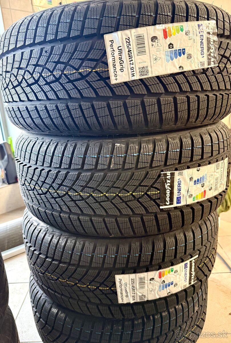 Nové zimné pneu Goodyear 225/45 R17