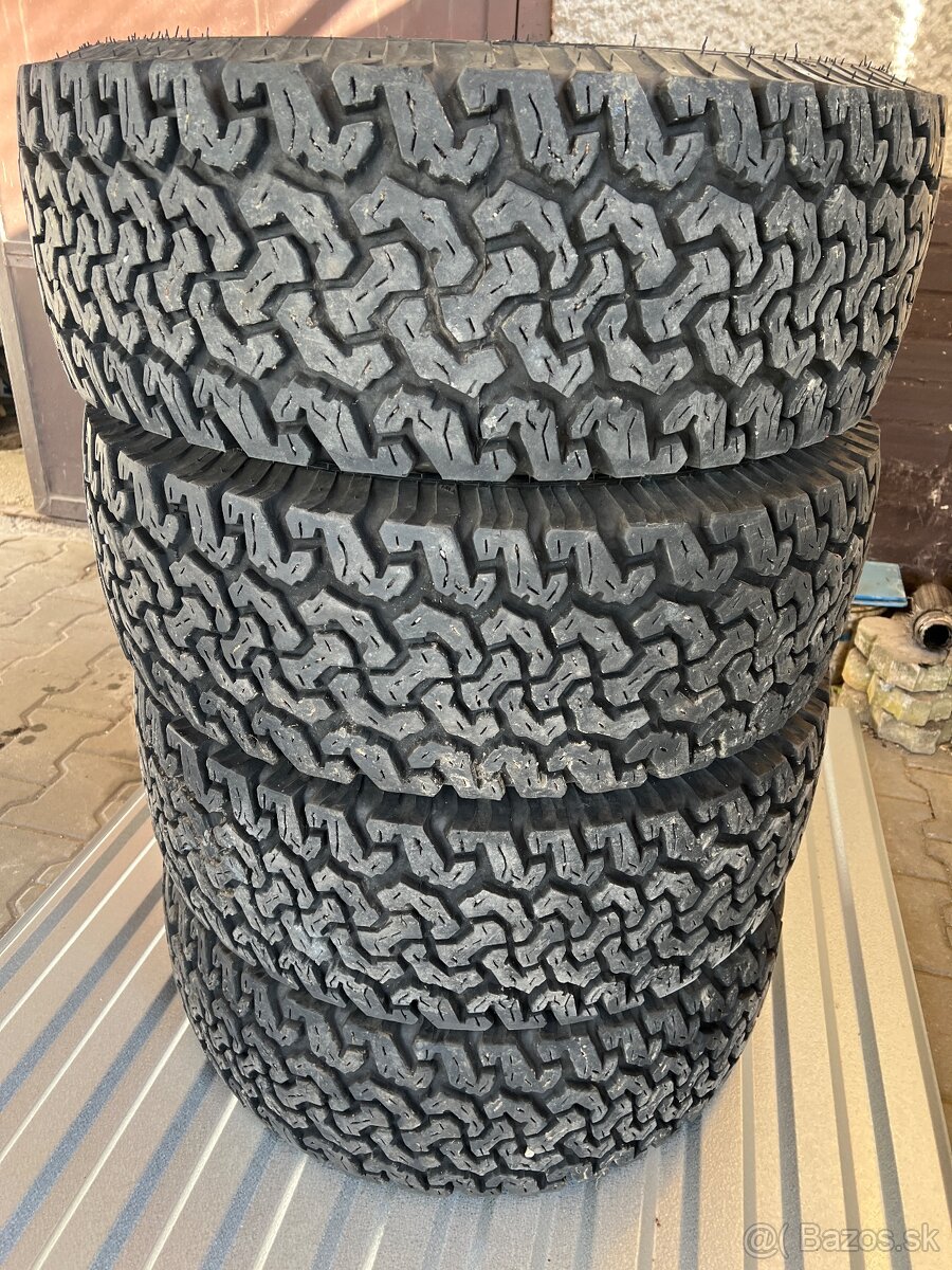 Predám 235/65 R17 - AT