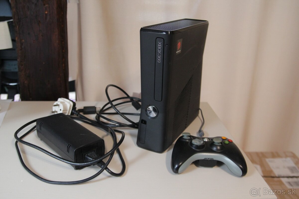 Xbox 360 slim s 13 Hrami na disku, káblami a ovládačom