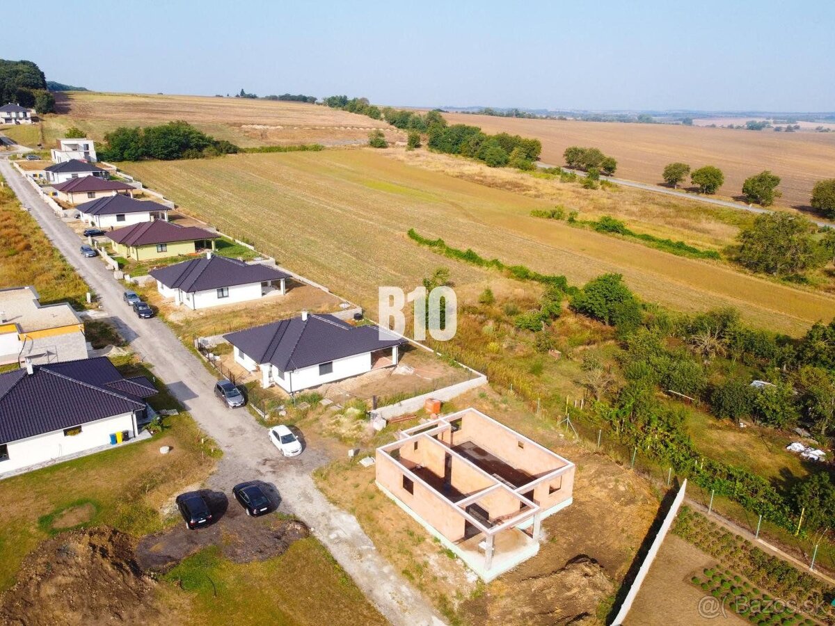 4 izbový bungalov v tichej lokalite pod lesom/ 661m2 pozemok