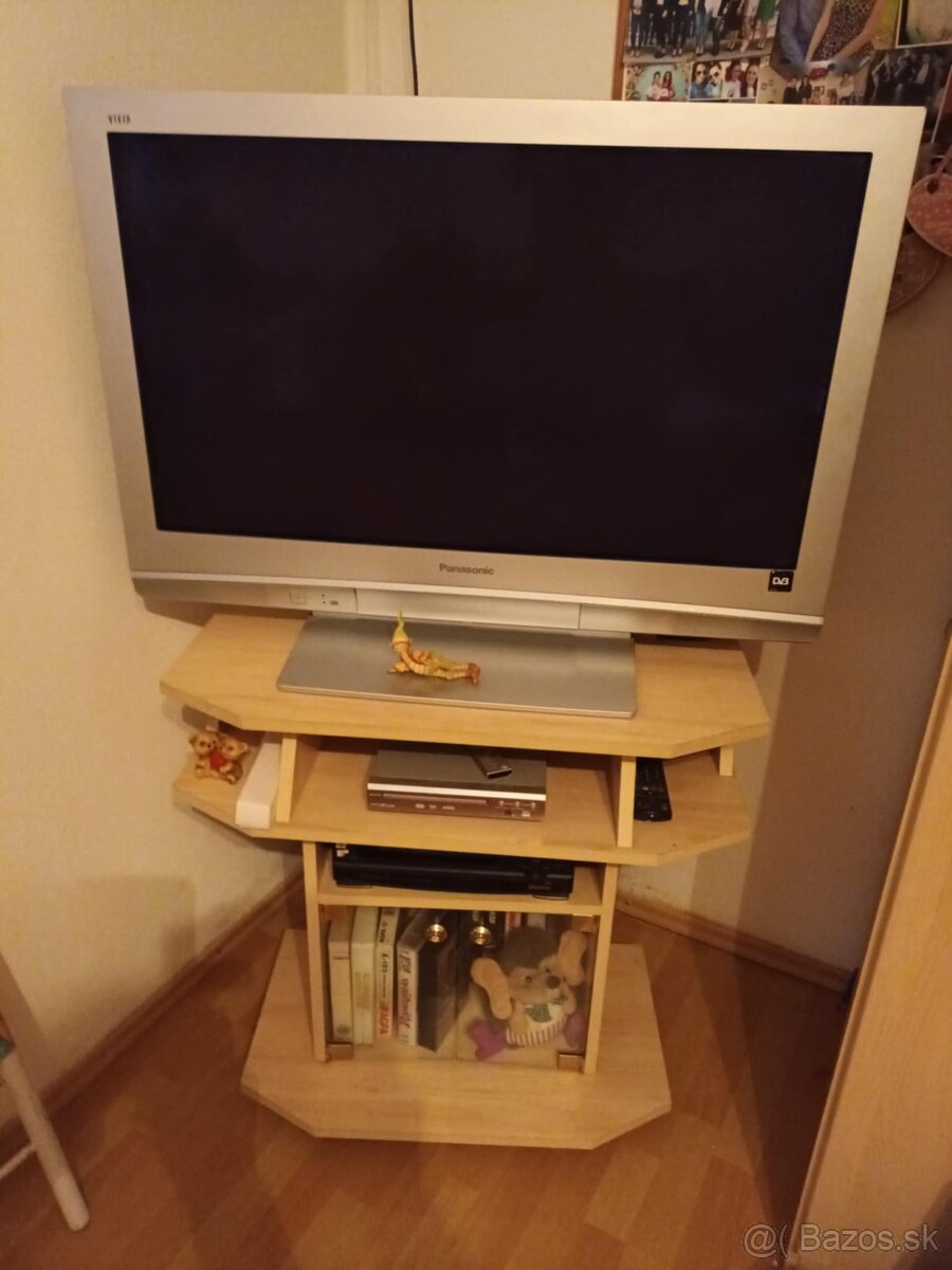 TV a stolík pod TV