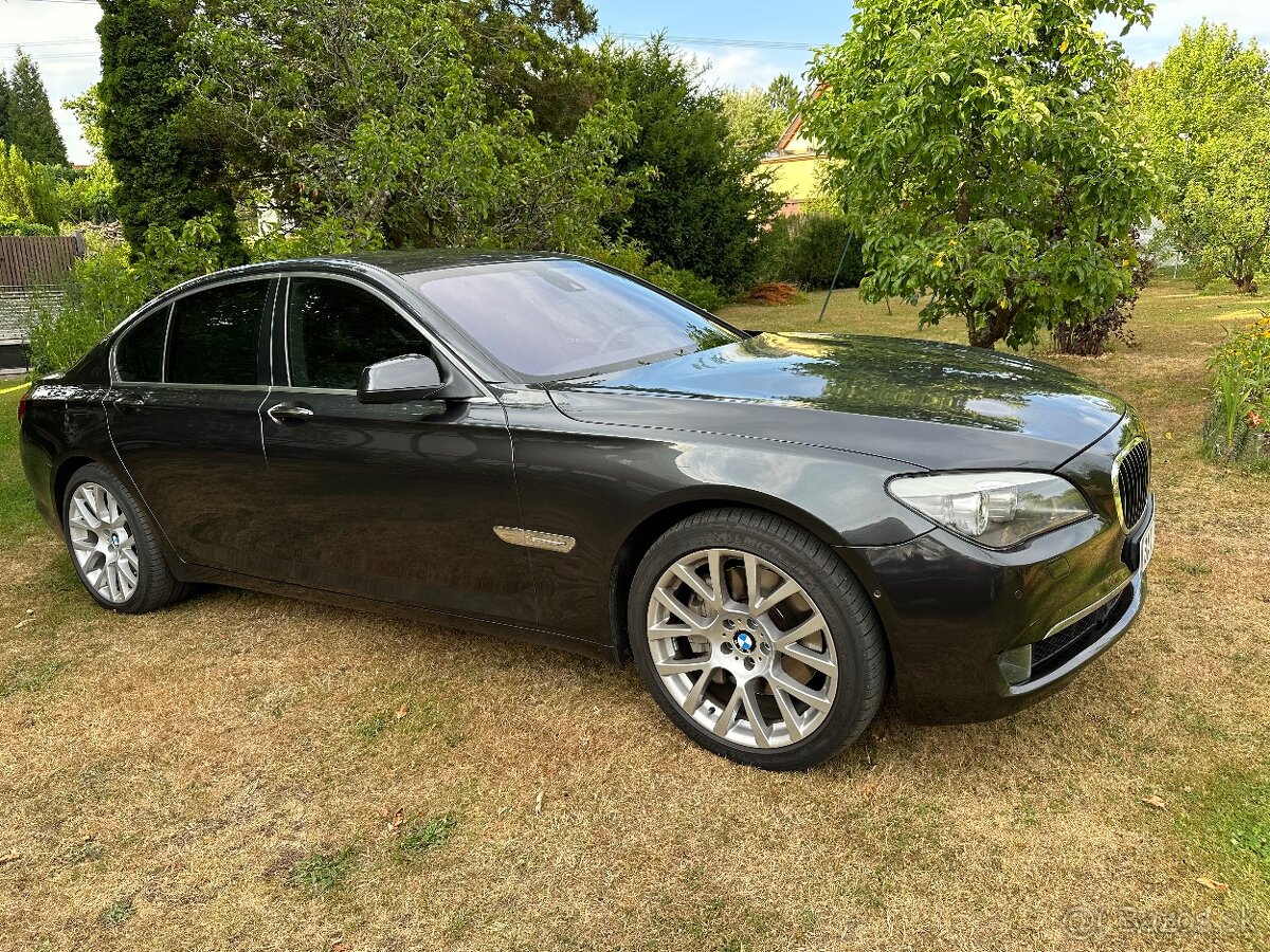 BMW 7 750 po GO motoru, hezká výbava