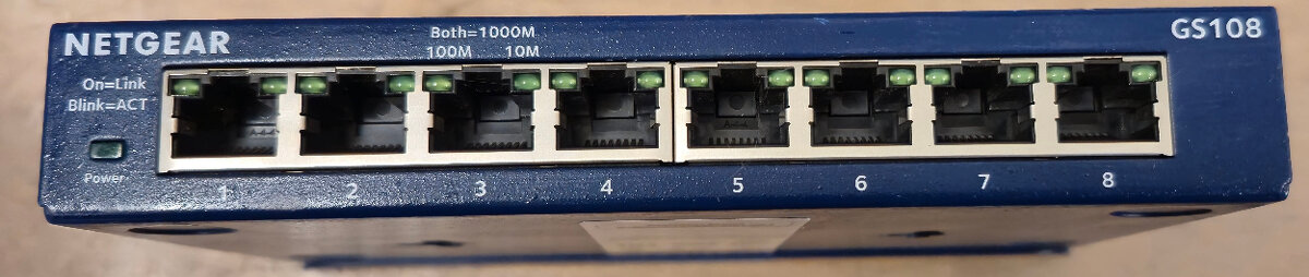 NETGEAR 8-port 1Gb/s switch