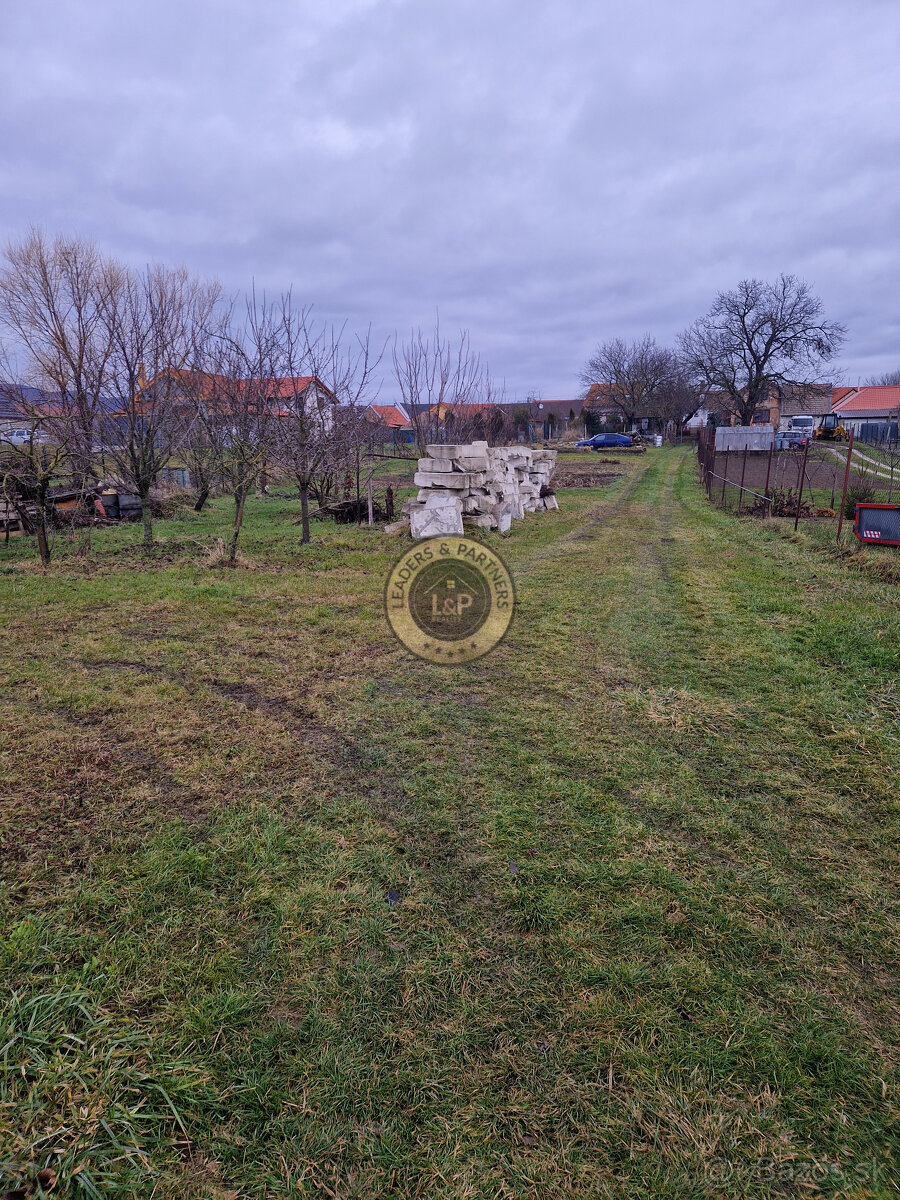 Pozemok vhodný na výstavbu RD  v obci Dlhá 13km od Trnavy