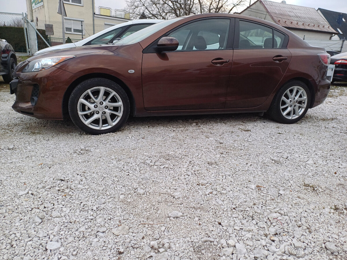 mazda 3,1,6i,77kw,12/2011,sedam manual 6,hnedá met.