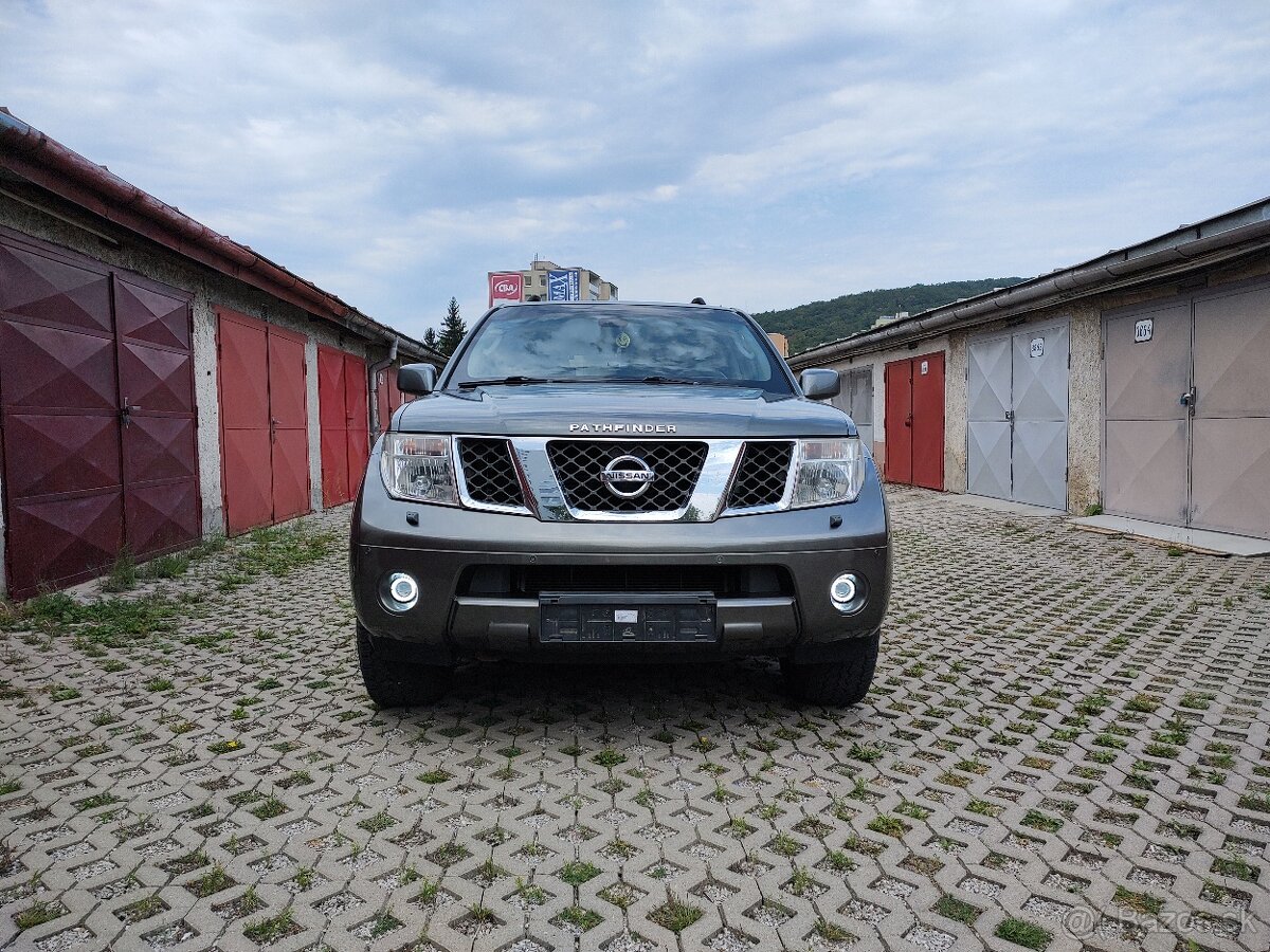 NISSAN Pathfinder  4x4 , 7.miest