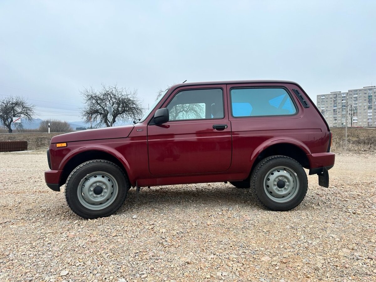 LADA NIVA URBAN BLACK EDITION 1.7, 61 kW, 5MT, 2023, 8000 KM