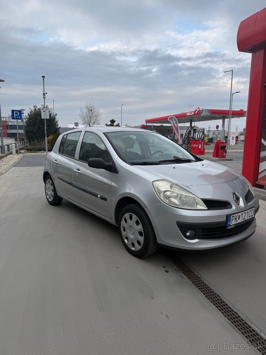 Predam pekný zachovalý Renault clio 1.2 po 1 majitelovi