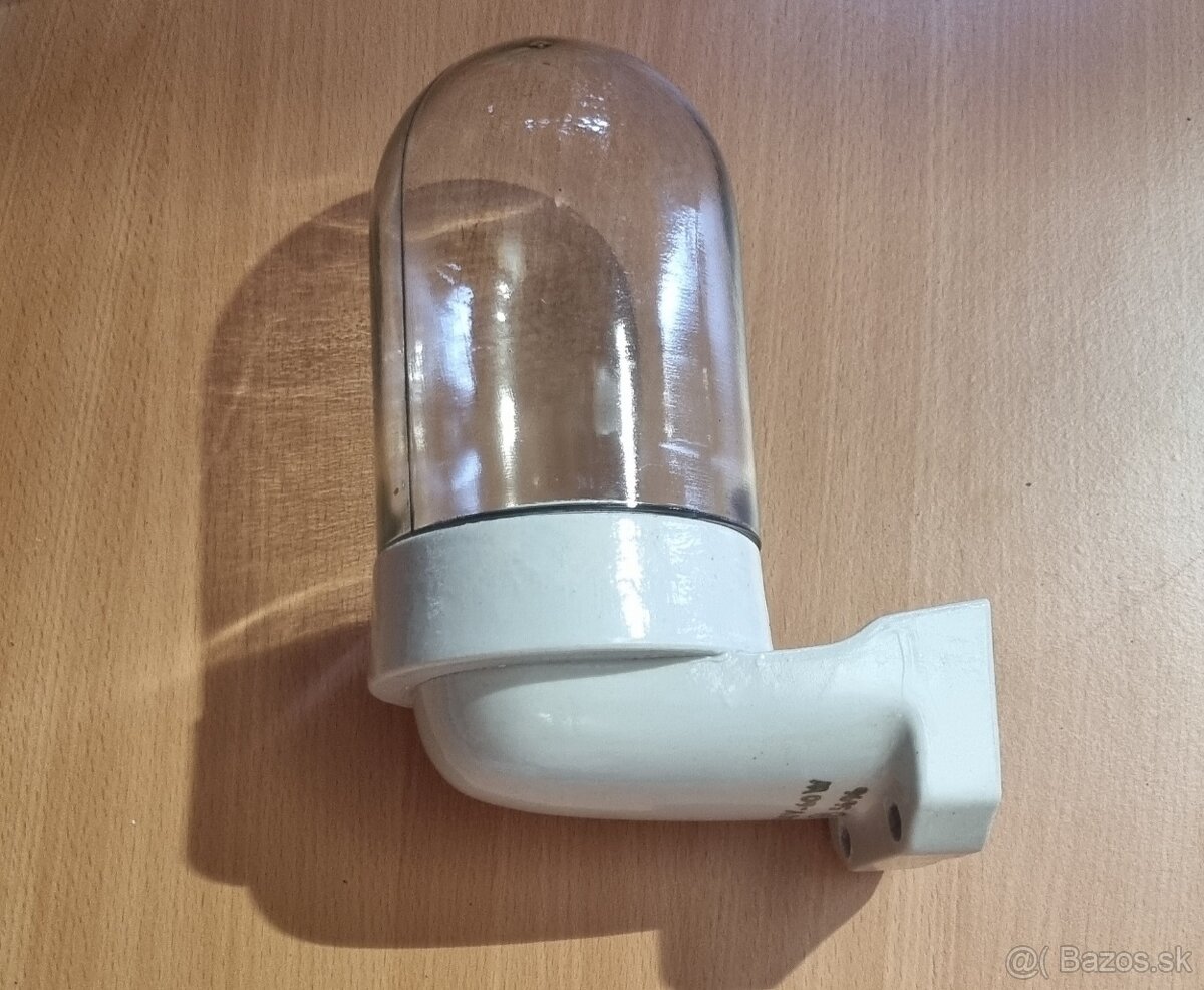 Predám starú vonkajšiu nástennú lampu