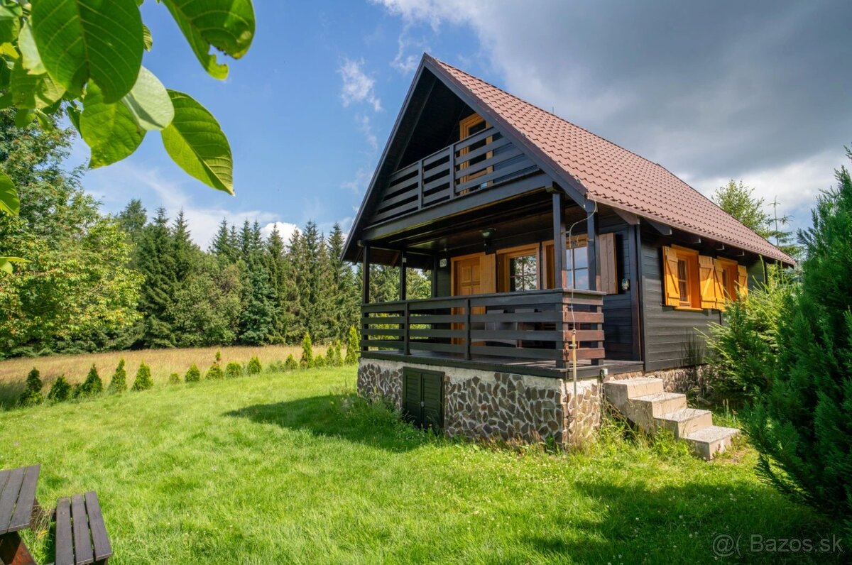 Chata na Bielych Vodách vo výške 1000 m s výhľadom na Poľanu