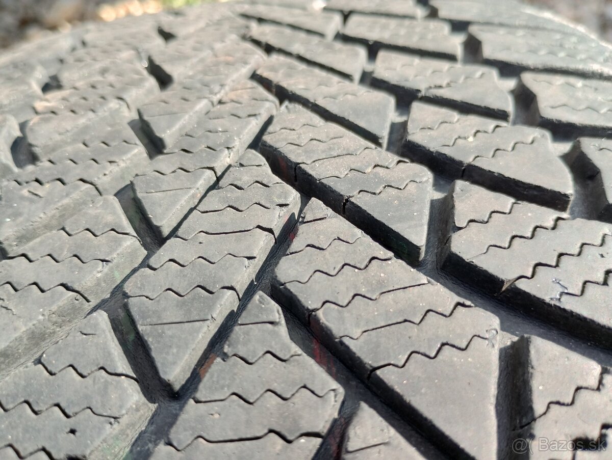 Predam 2ks pneu 215/55/r17 zimne 98V Bridgestone