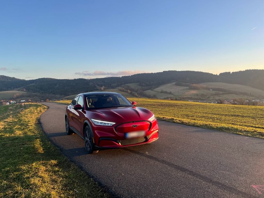 Ford Mustang Mach-E,záruka 98kWh bat.,tažné,+DPH