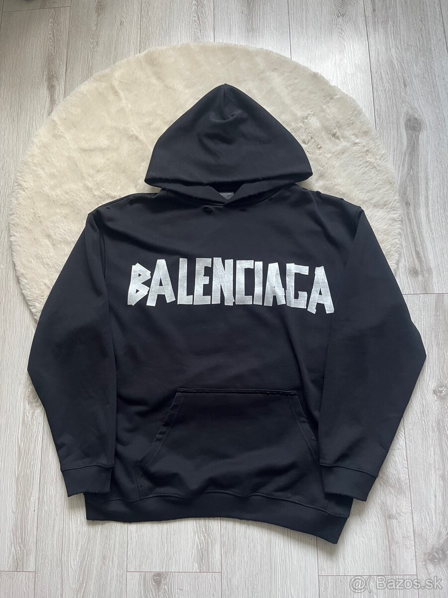 Balenciaga so strieborným nápisom